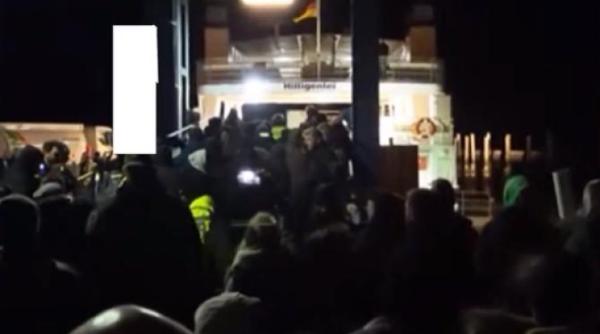 furie in germania agricultorii au blocat feribotul pe care se afla ministrul economiei video