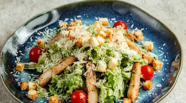 salata caesar reteta parmezanul si pieptul de pui mix delicios iar dressingul genial