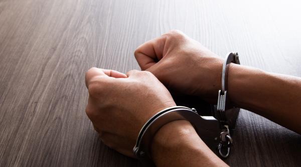 un roman a facut scandal in avion acum a fost condamnat cu executare