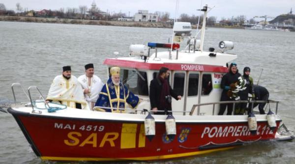 crucea de boboteaza la braila un barbat a prins crucea pentru a patra oara in tulcea un sportiv care se pregateste pentru campionatul european de inot in ape inghetate a adus crucea la mal