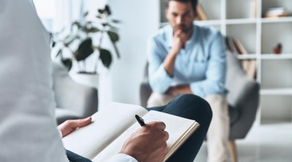 de ce romanii nu apeleaza mai des la serviciile psihologilor dr edmond cracsner beneficiarul este purtat intre medic si psiholog este un impediment