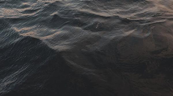 moment dramatic in grecia o turista a fost luata de langa sotul ei de un val masiv se plimbau de a lungul debarcaderului