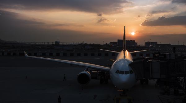 avion blocat pe pista aeroportului baneasa