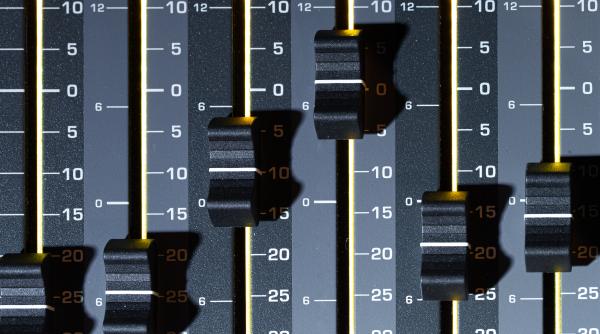 cum a ajuns sri sa asculte replicile actorilor dintr un film care se turna in a doua sau a treia zi de filmare au venit cei de la sts