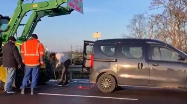 cascadorii rasului in germania un activist ecologic enervat de protestul fermierilor a incercat sa remorcheze un tractor cu propria dacie video viral