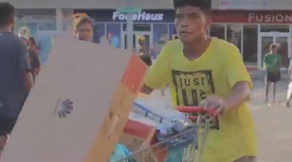 stare de urgenta in papua noua guinee politia a intrat in greva populatia a inceput sa fure din magazine si sa incendieze masini video