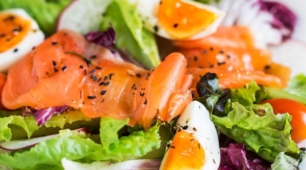 salata cu somon afumat si oua fierte reteta de weekend