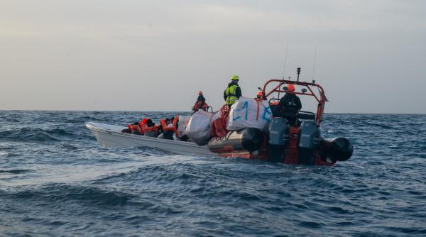 cinci migranti au murit dupa ce o barca cu 70 de persoane ce incerca sa ajunga ilegal in marea britanie dinspre franta s a rasturnat