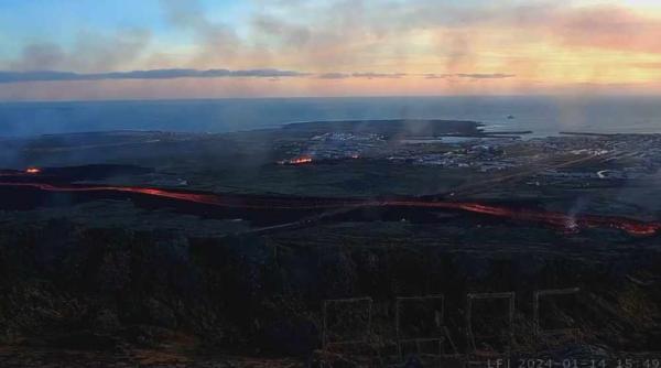 erupe cel mai activ vulcan din islanda fluxul de lava se indreapta spre orasul grindavik