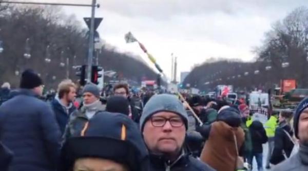 fermierii germani au blocat poarta branderburg din berlin compromisurile facute de guvernul scholz insuficiente pentru protestatari