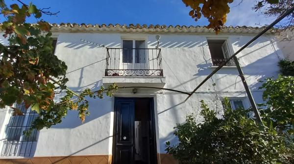 o casa cu trei dormitoare dintr un sat din spania costa cat un apartament cu doua camere in bucuresti proprietate fantastica pastreaza farmecul original spaniol