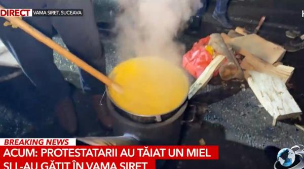 protestatarii din vama siret au gatit un miel cu mamaliga si il asteapta pe premierul ciolacu foto