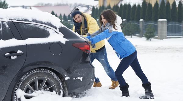 cum scoti masina din zapada daca ai ramas blocat sfat pentru a evita patinarea pe drumurile inghetate