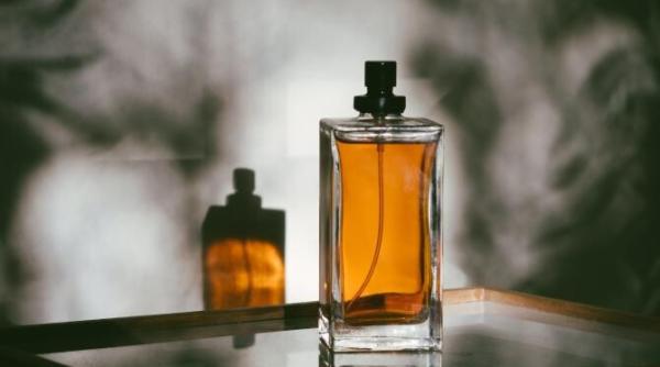 avertizare cu privire la un parfum care contine o aroma interzisa considerata cancerigena