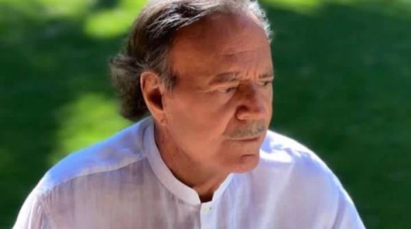 julio iglesias retinut pe aeroport in republica dominicana ce s a gasit in bagajele artistului