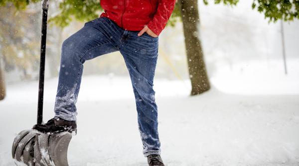 un roman a fost amendat si luat cu forta de politisti pentru ca a curatat zapada de pe trotuar abia apoi s a aflat cine era de fapt video