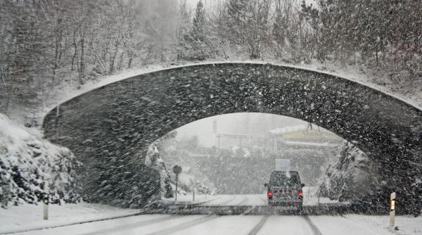 vremea rea produce haos in toata europa sute de zboruri anulate si trenuri oprite din cauza precipitatiilor