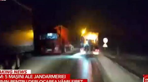 jandarmii intervin in vama siret pentru evacuarea protestatarilor fermier au venit peste 20 de masini nici nu le vad capatul