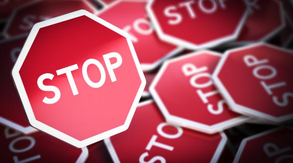 pericol de explozie la tecuci o masina s a izbit de o statie de carburanti si exista scurgeri de combustibil video foto