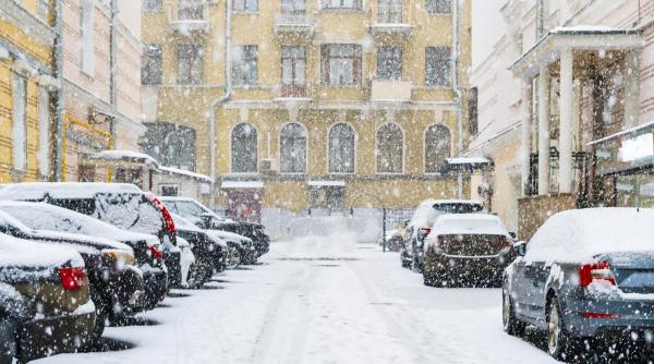 in capitala se circula in conditii de iarna 13 masini au fost avariate de copaci cazuti