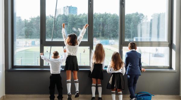 uniforma obligatorie in toate scolile din franta din anul 2026 drept masura impotriva discriminarii