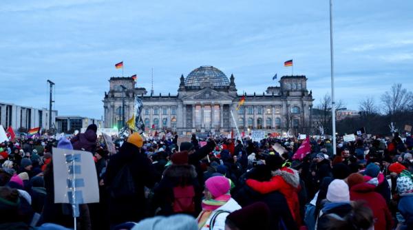 sute de mii de germani au iesit in strada pentru a protesta impotriva extremei drepte reuters