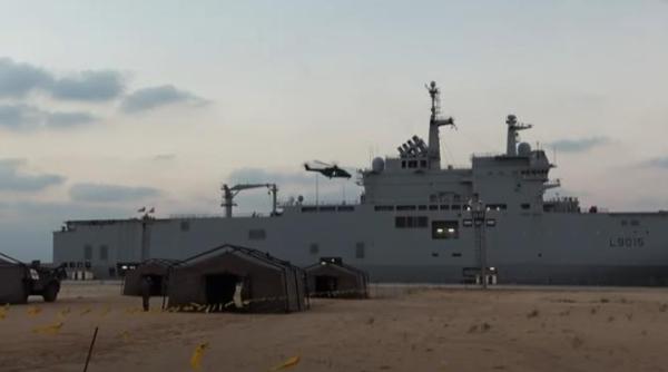 povestea lui yazan un baietel de 13 ani din gaza care a ajuns pe nava franceza dixmude pentru ajutor medical am fost la trei spitale dar nu au reusit sa opreasca hemoragia