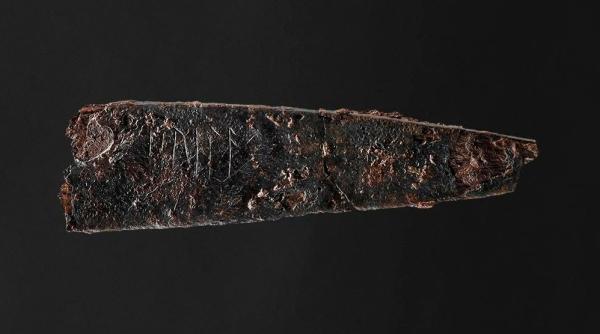 pumnal vechi de aproape 2 000 de ani descoperit de arheologii din danemarca