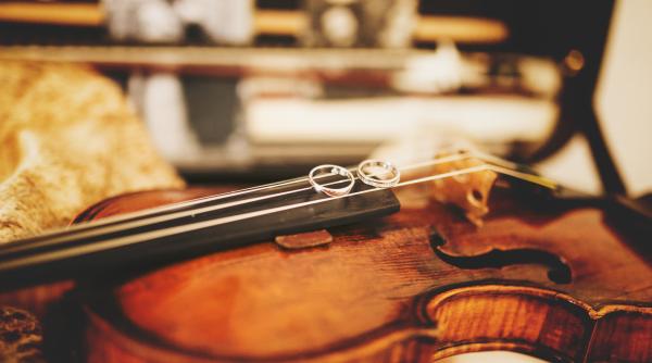 cum putem aduce nume grele ale muzicii clasice in romania nu doar la zile mari dirijorul cristian mandeal aici avem o mare problema