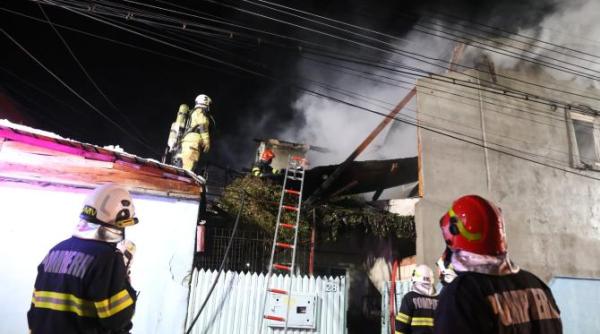 incendiu in bucuresti o casa a fost distrusa integral iar celelalte doua afectate partial