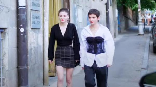 doua gemene separate si vandute la nastere reunite de un video tiktok toata lumea are o sosie