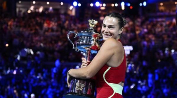 aryna sabalenka si a aparat trofeul de la australian open acum ne am descurcat mult mai bine