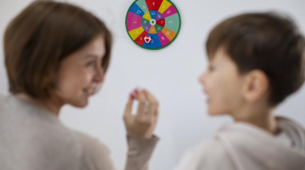 cum functioneaza terapia dir floortime la copiii cu autism psihoterapeut ma intereseaza ce isi doreste el asa il fac sa vina in lumea mea video