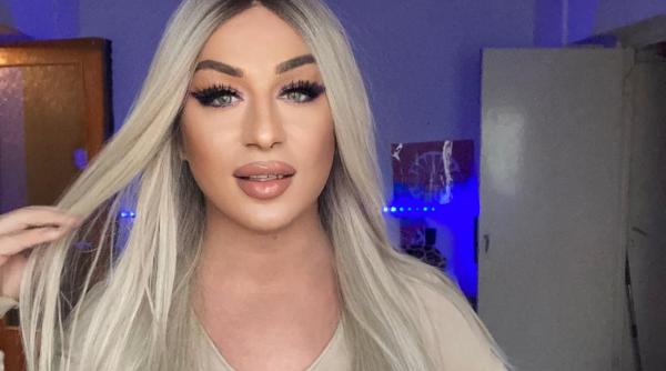 o prostituata transgender a intrerupt un spectacol la teatrul mic din bucuresti dupa ce a urcat pe scena imbracata sumar si a facut scandal