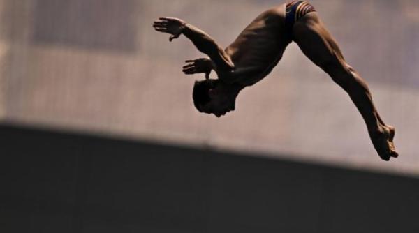 constantin popovici noul campion al circuitului mondial de sarituri in apa de la mare inaltime