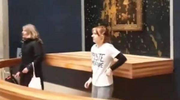 doua activiste de mediu au aruncat cu supa in mona lisa video