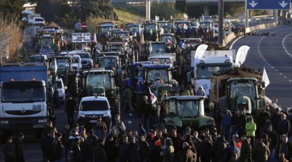 fermierii francezi au blocat autostrazile din jurul parisului video