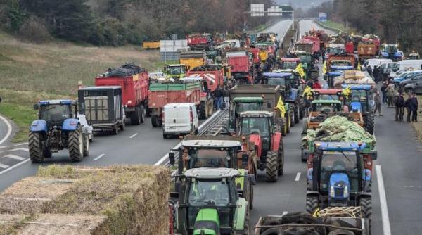 fermierii francezi inchid autostrazile in jurul parisului in semn de protest