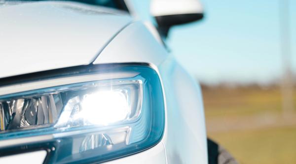 luminile aprinse la masina chiar si ziua obligatorii peste tot titi aur a spus de ce e inutil sa mergi doar cu pozitiile video