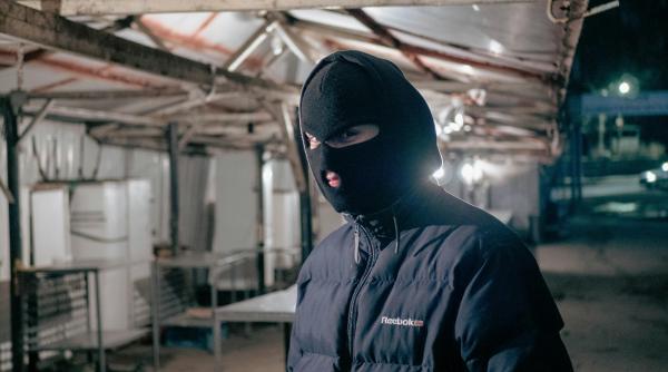 pacalit de prietena lui tanar atacat intr un parc din timisoara de doi barbati cu cagule