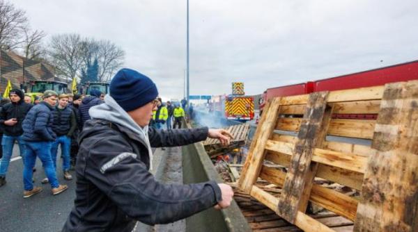 primul convoi de tractoare intra in bruxelles oamenii sunt sfatuiti sa nu calatoreasca cu masinile personale imaginile au impanzit retelele sociale