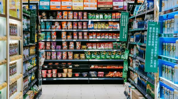 un supermarket a inlocuit sticlele de ulei de masline de pe rafturi cu poze ale produsului care e motivul