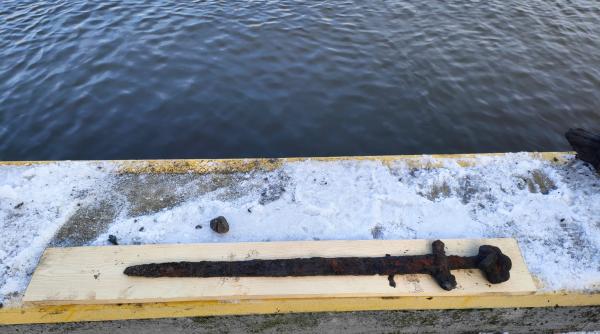 o sabie veche de 1000 de ani din evul mediu a fost pescuita in stare perfecta dintr un rau din polonia