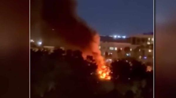 un avion s a prabusit peste un cartier de case in sua video