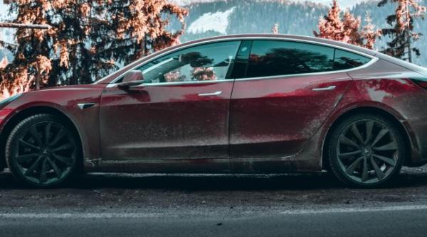 tesla recheama toate masinile vandute pana acum pentru o greseala de font