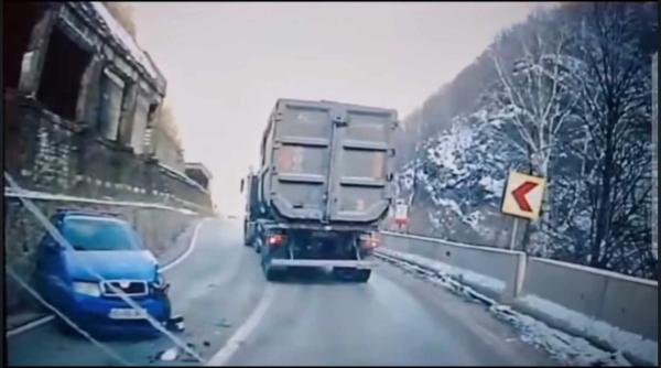 video un camion si un autoturism s au ciocnit intr o curba pe valea jiului cine este soferul vinovat