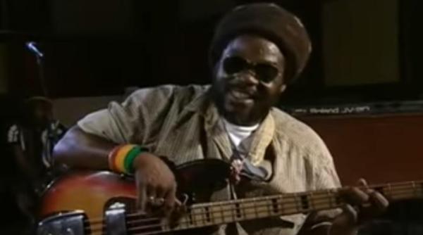 a murit basistul lui bob marley aston barrett avea 77 de ani