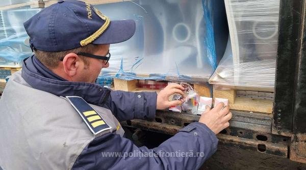 politistii de frontiera de la ptf giurgiu au gasit aproximativ 30 000 de pachete de tigari ascunse in doua tir uri
