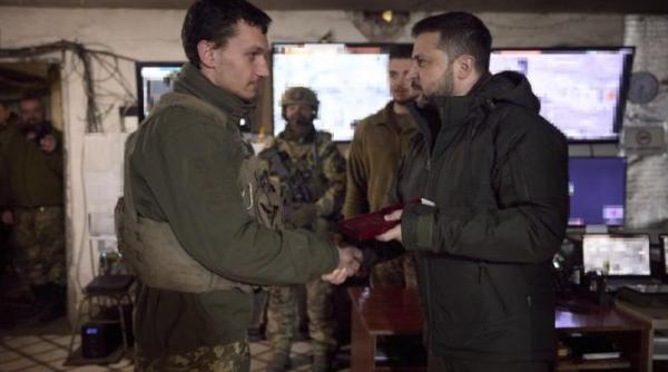zelenski a vizitat soldatii ucraineni de pe linia frontului de sud