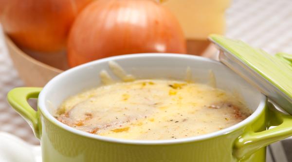 supa de ceapa reteta frantuzeasca se serveste cu cascaval ras